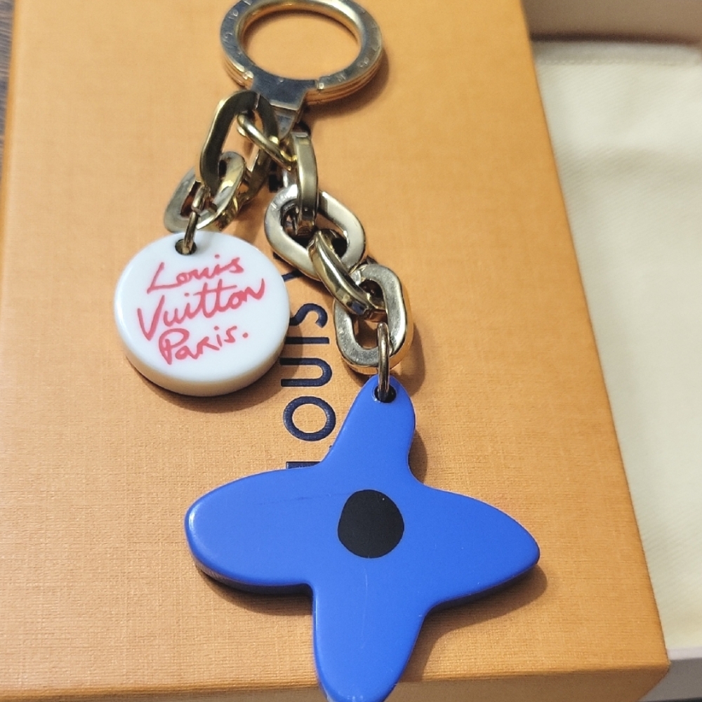 LOUIS VUITTON BLUE RESIN  FLOWER KEYCHAIN EUC